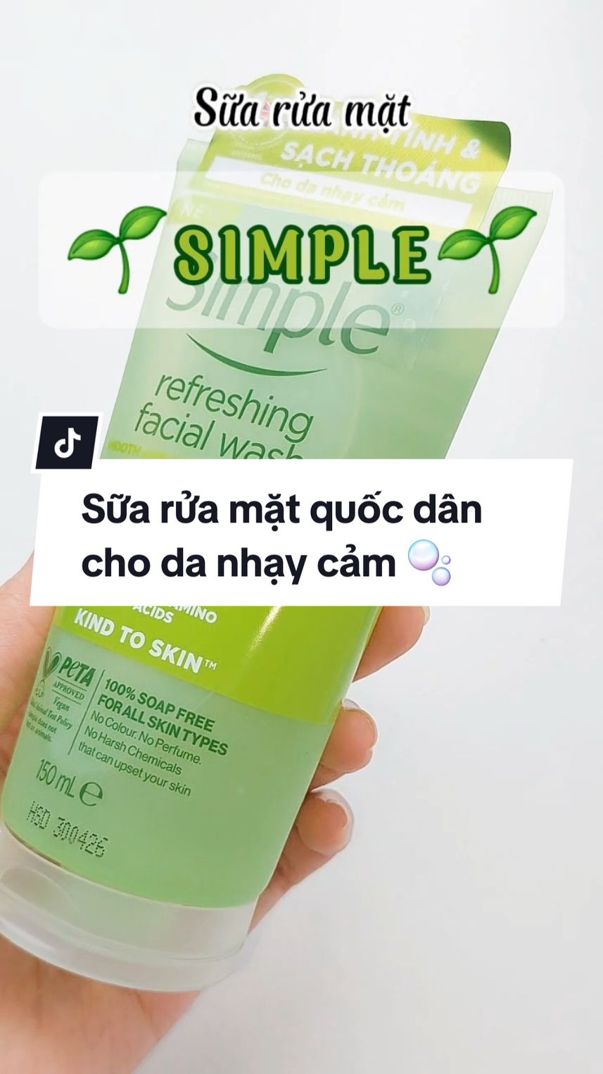 Sữa rửa mặt quốc dân Simple đáp ứng đầy đủ tiêu chí lành tính, dịu nhẹ, làm sạch đủ và giá vô cùng hssv luôn. Làm sạch vừa đủ nên sau khi sd da mặt vẫn mềm mịn, giữ được độ ẩm nè. Nếu dùng em này buổi tối thì nên dùng thêm tẩy trang để làm sạch da mặt tốt nhất nha ❤️ #lynvy #review #skincare #suaruamat #simple 