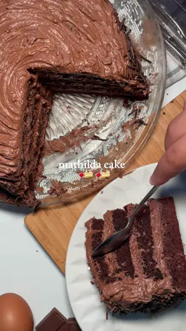 Mathilda Cake 🍫🍰 Cake :  - 3 œuf  - 300g de farine  - 40g de cacao en poudre non sucre  - 180g de sucre en poudre  - 150g de beurre fondu  - 120g de crème fraîche  - 110g d’huile de tournesol  - Arôme de vanille  - 1/2 sachet de levure chimique  - 1 pincée de sel et 100g d’eau avec 2cc de cafe soluble  Glaçage :  - 200g de sucre glace  - 250g de beurre mou  - 300g de chocolat fondu  Enfourner votre cake à 180 degrés pendant 50min.  Pour le glaçage mélanger le beurre, le sucre glace et le chocolat fondu pendant 4 min au robot électrique.  Couper le gâteau en 4 et alterner avec le glaçage. 