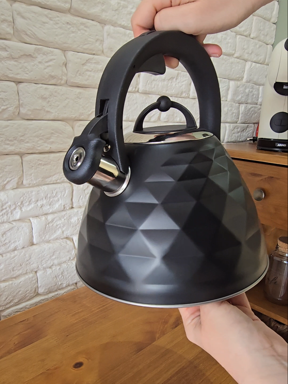 A @acasinhadadanni comprou a nova chaleira Black Diamond aqui da Mimorada e deixou a casinha 🏠 dela ainda mais completa, funcional e bonita! ✨ Uma chaleira é um item indispensável em qualquer cozinha. Seja para esquentar água para um chá, um café e até para preparar um escalda-pés no final de um dia cansativo. Aproveite o CUPOM de 10% - DANI10 válido em todo o nosso site! 🏃 Comente QUERO para receber o link! #enxoval #enxovaldecasanova #fogaodeindução