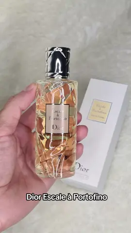 Dior Escale à Portofino, um perfume Cítrico, Aromático, Especiado Fresco, com um leve Floral branco, e com toque Amadeirado de fundo, para dias quentes. Um perfume fino que transparece Elegância, Leveza e muito Requinte. @Dior @Época Cosméticos @L’Oréal Paris  #perfume #dior #portofino #elegant 