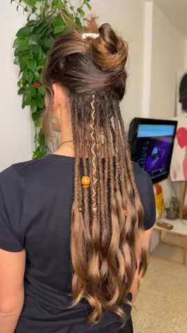 ראסטות מתוספות שיער טבעי ובתולי (לא מעובד) שמותאמות בדיוק לשיער הלקוחה היפה הזאת 🌿🫶 בא לכם גם? מוזמנים לייעוץ לא עלות  אצלנו בפרדס חנה כרכור 0542802120 #dreads #dread #dreadlocks  #ראסטות #ראסטותישראל #ראסטותפזורות #ראסטותפרדסחנה #ראסטה #ראסטותירושלים 