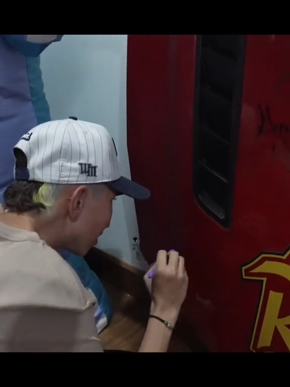 cris valencia firma el capot de westcol, yo haré mi museo #westcol #twitchwestcol #westcoltiktoker #colombia #mafer_rox #nocopy #Viral #fyp #parati #funny #longervideos #capot #crisvalencia #arcang