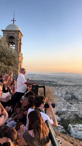 Lycabettus is a favourite spot for sunsets in Athens ❤️🏺🫶🏽 #sunsetathens #lycabettus #lycabettushill #lycabettussunset #lecabettusview #athens #greece 