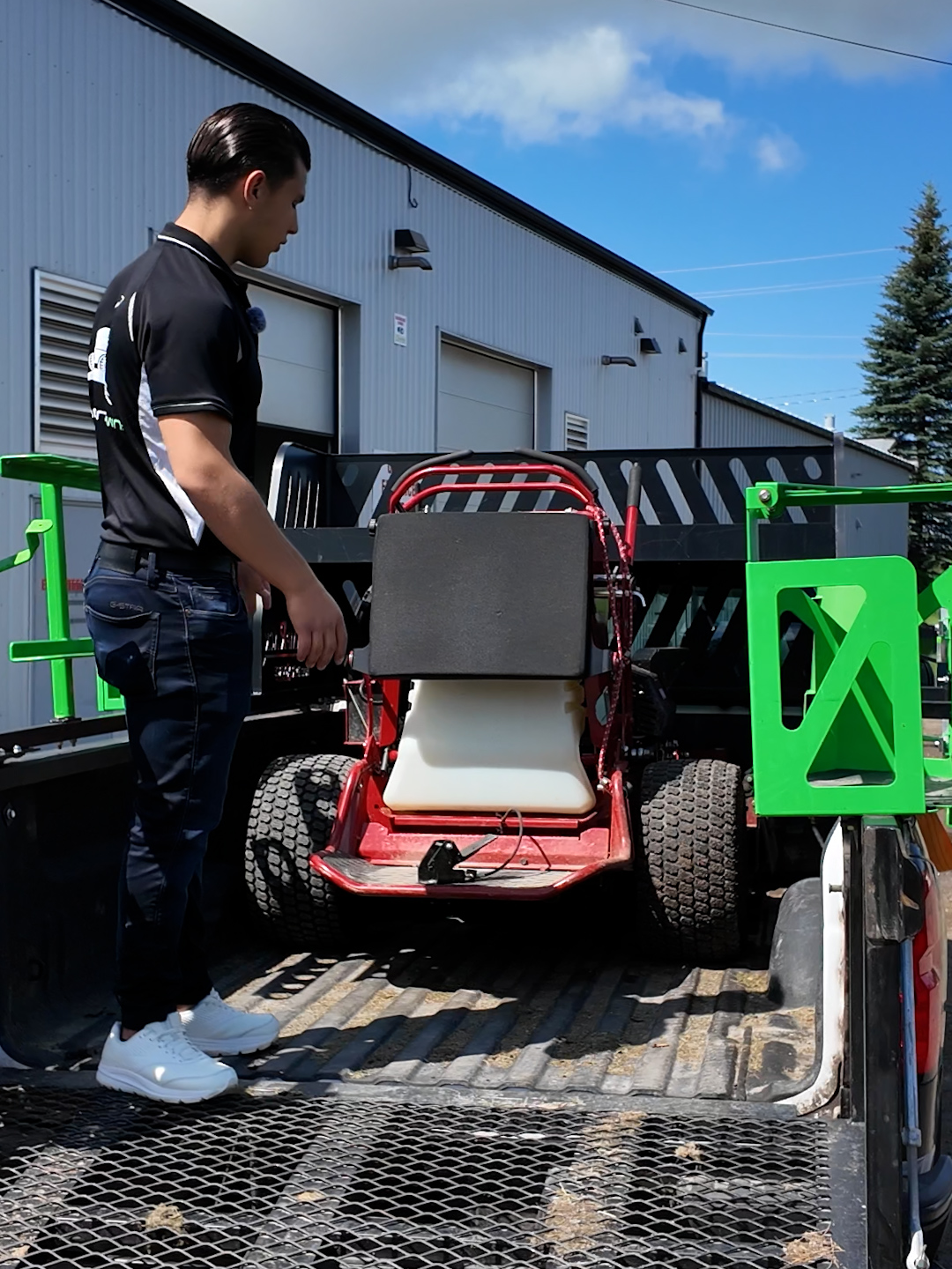 My Favorite Lawn Truck Setup🛻🌱 #LawnCare #Setup #rampracks #Mowers #torolawnequipment #LawnCareServices  #Landscaping #RampRacksetup #Residentiallawncare #lawntrucksetup #2024lawncare