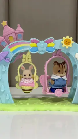 unboxing do balanço do jardim de infancia 🎀 #sylvanianfamilies #fyp #sylvanianfamily #calicocritters #viral #sylvanianfamiliesunboxing  (obrigada infinitamente minha namorada pelo presentinho!! 🤍)