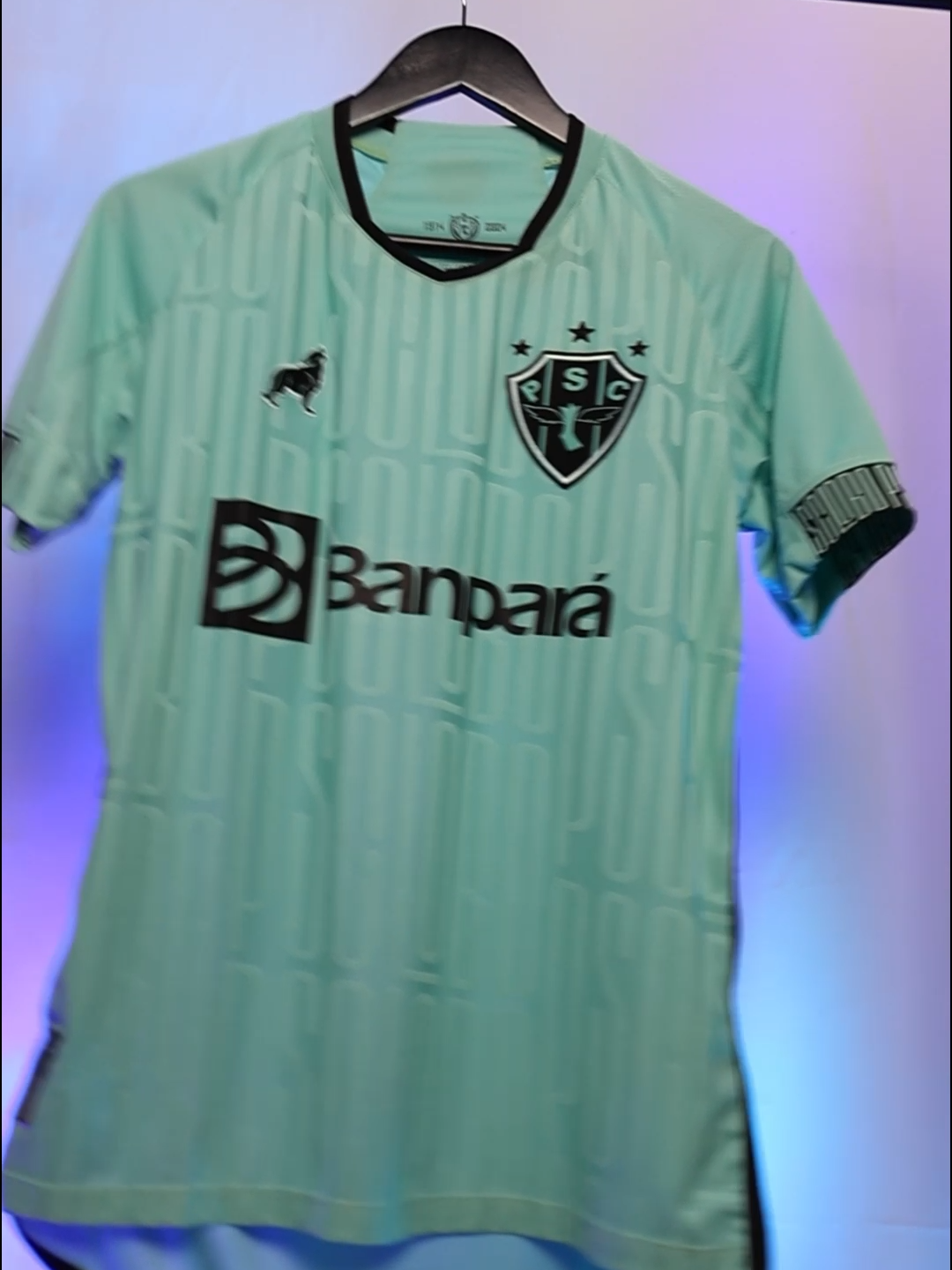 Descubra a Camisa Paysandu I I I 2024 Masculina - Lobo Original! Você busca mais do que uma simples camisa. Você busca uma identidade, um símbolo de paixão e orgulho pelo seu clube. Apresentamos a nova Camisa Paysandu I I I 2024 Masculina, um verdadeiro ícone de estilo e devoção ao Papão da Curuzu. Design Exclusivo e Autêntico Cada detalhe foi cuidadosamente pensado para refletir a grandeza e tradição do Paysandu. Desde o distintivo imponente até o ajuste perfeito, esta camisa é mais do que uma vestimenta, é uma declaração de apoio inabalável. Qualidade Superior Garantida Na Lobo Original, qualidade é a nossa promessa. Trabalhamos apenas com produtos originais e materiais de primeira linha, assegurando durabilidade e conforto incomparáveis. Esta camisa não é apenas para os dias de jogo, é para celebrar cada vitória, dentro e fora dos gramados. Versatilidade para Cada Ocasião Use-a com orgulho no dia a dia ou vista-a nos momentos mais emocionantes do seu clube. Com a Camisa Paysandu I I I 2024 Masculina, você está sempre preparado para mostrar seu apoio e estilo únicos. Não espere mais! Junte-se à legião de torcedores apaixonados e adquira agora a sua Camisa Paysandu I I I 2024 Masculina - Lobo Original. Celebre tradição, qualidade e a paixão pelo futebol como nunca antes. Não é apenas uma camisa, é a sua conexão com o orgulho alviceleste. Faça parte desta história. Adquira já a sua!