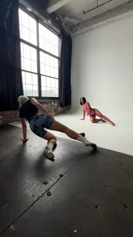 @Giuliana Ava #photographerlosangeles #fitnessphotographer #naturallightphotography #photoshootposes #tiktokviral #behindthescenes #photoshoot #bts 