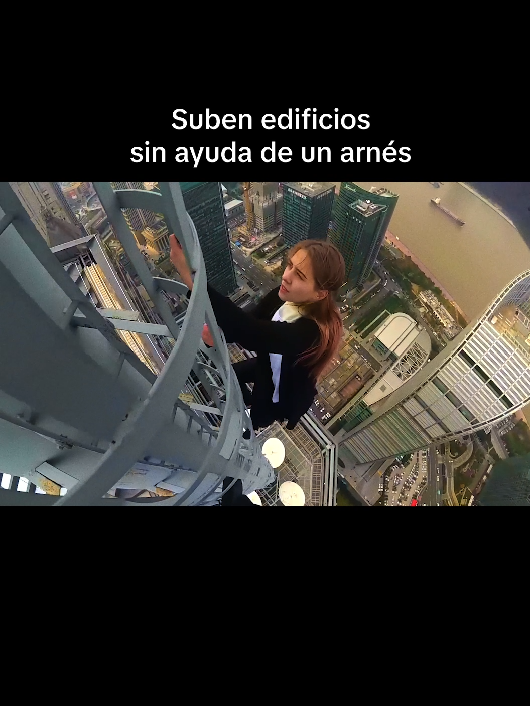 Este documental es solo para aquellos que no temen a las alturas 😨#SkywalkersUnaHistoriaDeAmor ya está disponible 🏙️ @angela_nikolau #Skywalkers #HistoriaReal #Altura #DeportesExtremos #Documental #Rooftop #Skyline #Netflix #fyp