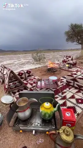 جون عليل يزين فيه التعاليل  حتى العليل  يطيب ويزول همه قال الزمان يبيد الحيل بلحيل قلت السمع واردك على متمه الوقت مايعضف عزوم الرجاجيل الي لهم مع قوة
