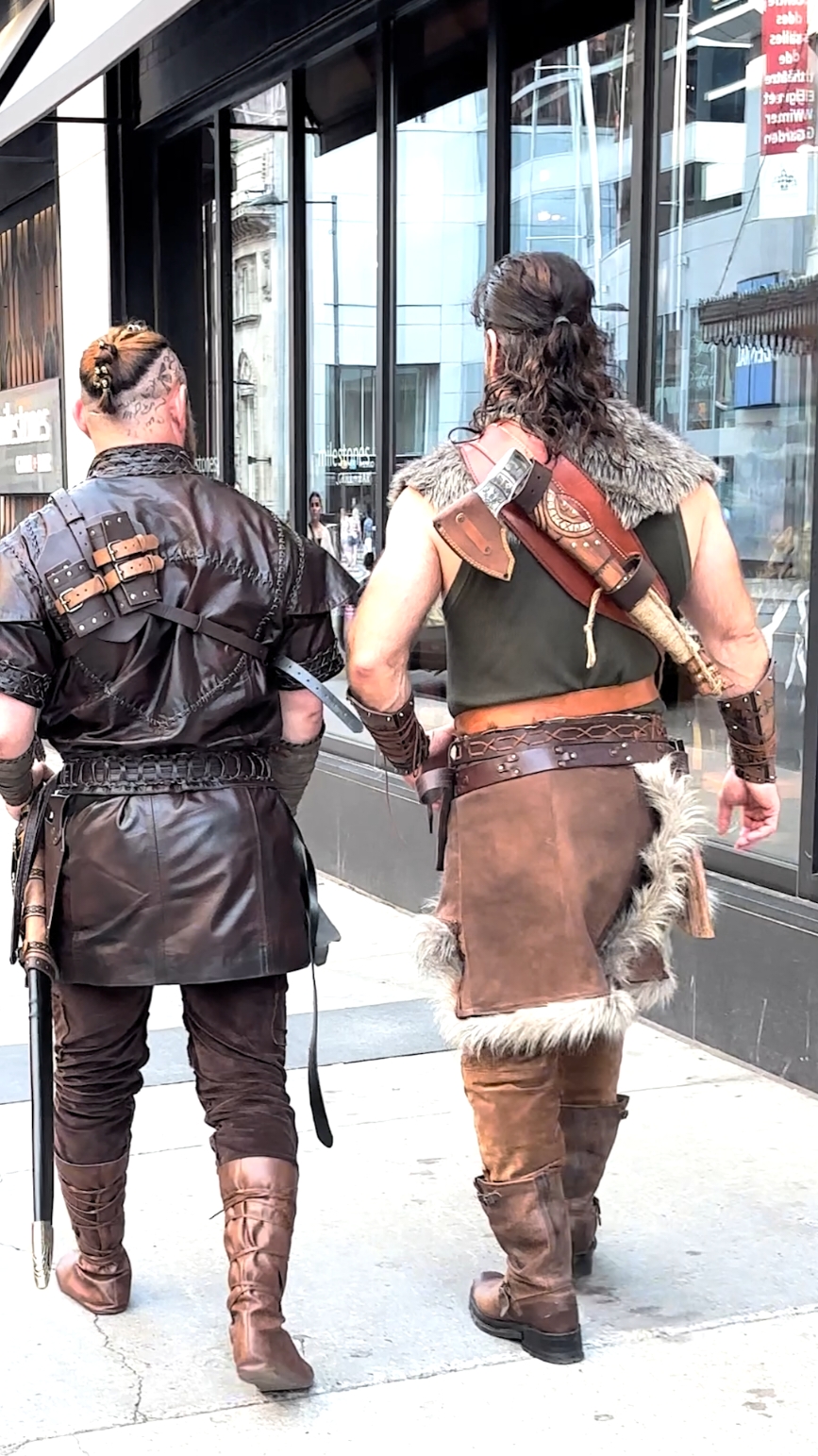 Ragnar Lothbrok Walking in Public #cosplayer #reactionvideo #reaction #peoplesreactions #foryoupage #vikings #shorts 