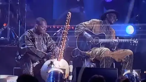 Toumani Diabaté était un artiste exceptionnel, descendant d’une longue tradition griotique. Il a fait le tour du monde avec sa kora, un instrument qu’il maîtrisait comme personne. Sa musique s’est harmonisée avec d’autres musiciens, étrangers, et ses compatriotes comme Ali Farka Touré, avec qui il a remporté deux Grammy Awards. Son décès est une grande perte pour la musique africaine et le monde entier. #Dmusic  #Sidikidiabaté  #WalahaMomo  #RipToumaniDiabaté