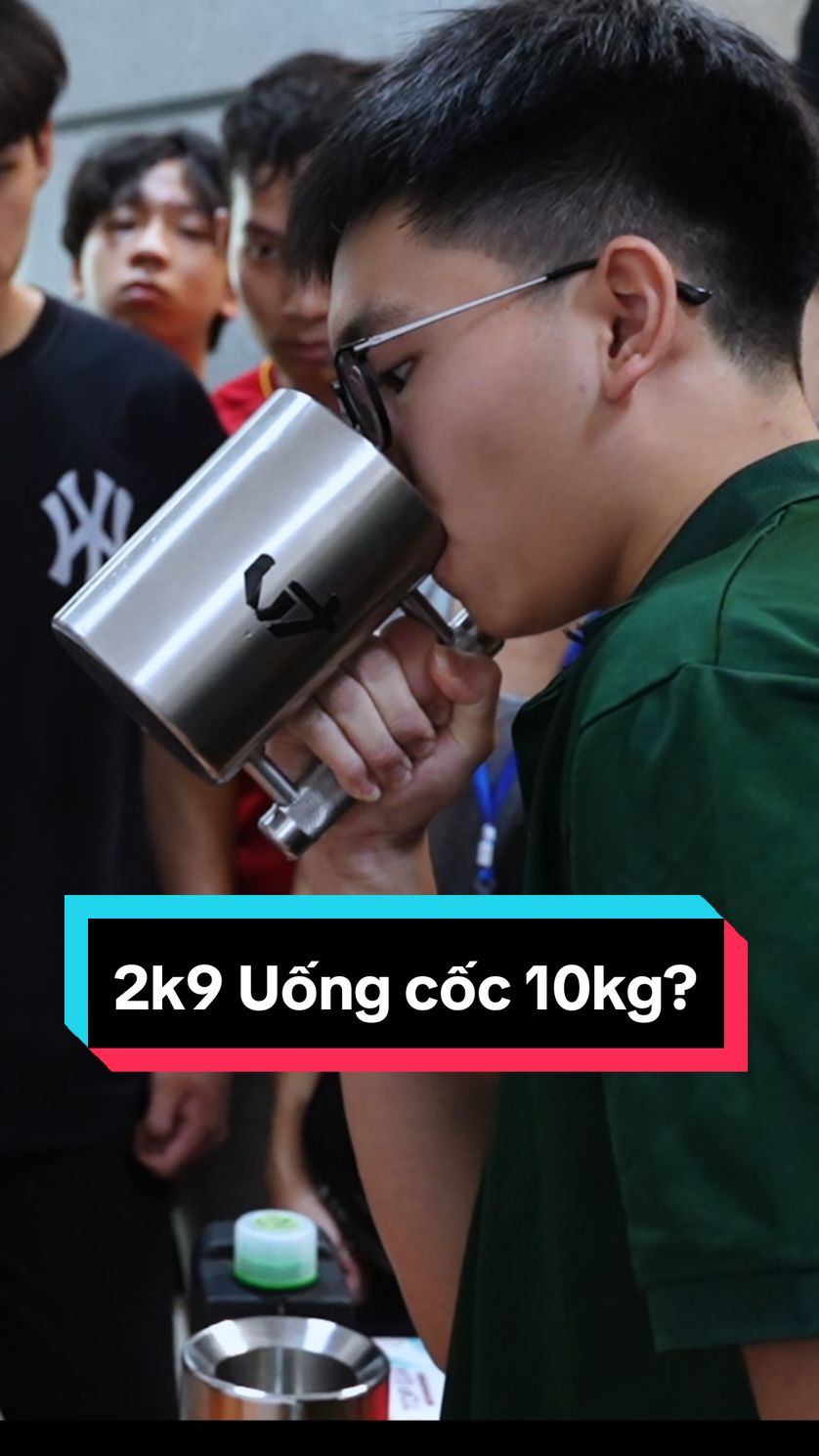 Cậu thư sinh 2k9 với cổ tay cực khoẻ có chinh phục được cốc 10kg không? #thedan #cocnuoc10kg #vattay #Fitness #armwerstling #challenge #fyp 