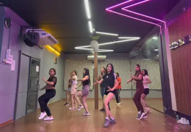 On The Floor Zumba Dance😍 #zumba #instructor #Fitness #workout #burncalories #dqn #thazinhlaing3922 #tiktokmyanmar🇲🇲 