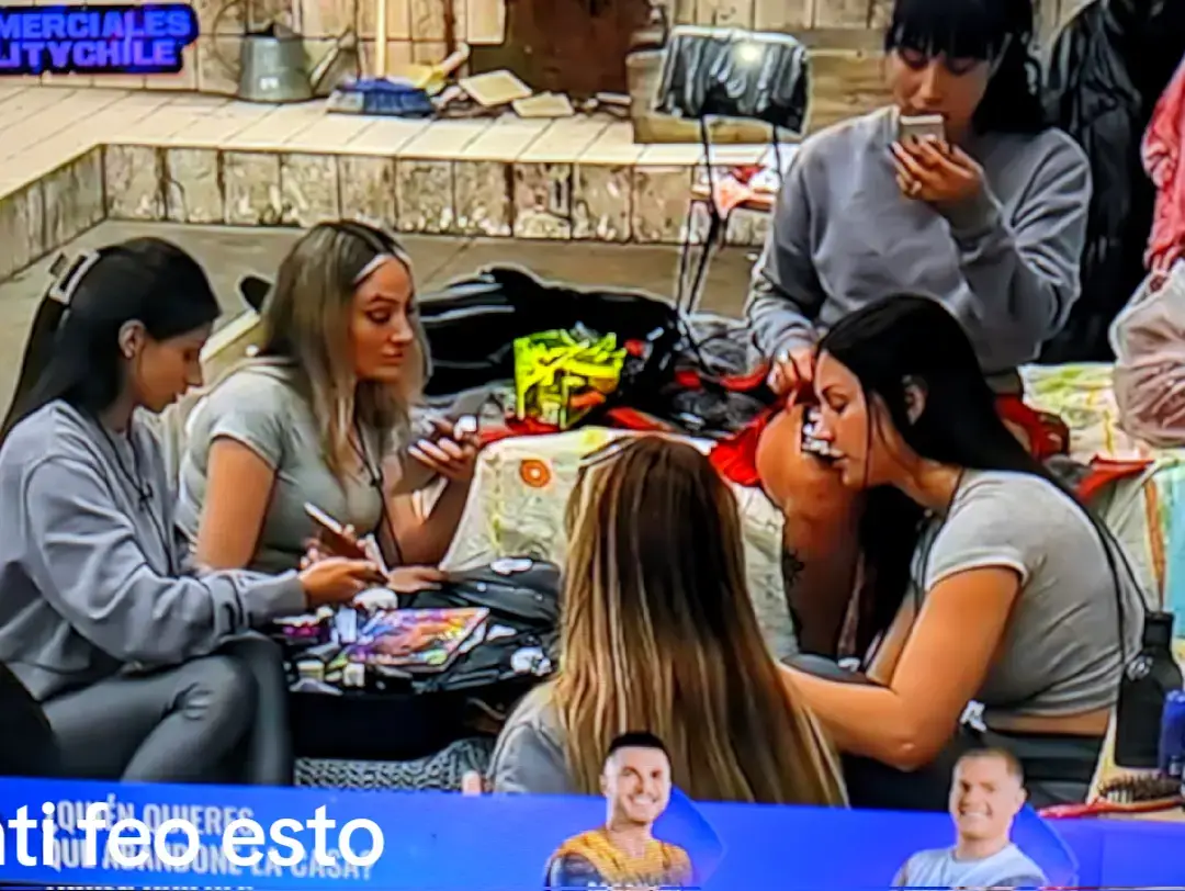 sentí feo esto haciéndo a un lado valentina, más encima  le pidió a daniela una toalla desmaquillar le dijo no tengo después  le pidió karina mágicamente  tenía #granhermanochile #granhermano #granhermanochilevision #ghchile2024 #ghchilevision 