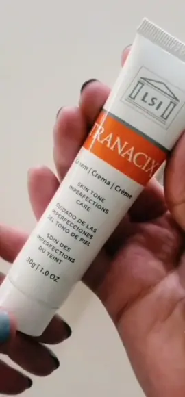 TRANACIX  Esta crema contiene Acido tranexámico al 3% como ingrediente principal, es excelente para tratar y prevenir la pigmentación o reestablecer  tonos irregulares de la piel, a la vez reduce la intensidad de las manchas ya existentes, tiene una textura ligera y rápida de absorber, perfecta para todo tipo de piel, inclusive las más sensibles además se puede aplicar hasta dos veces al día lo cual acelera los resultados.  Por  otro lado tranacix se volvió infaltable en los  tratamientos de despigmentación 👍 #adiosmanchas #tratamientodespigmentante  #libredemanchas  #tranacix  #cremadespigmentante 