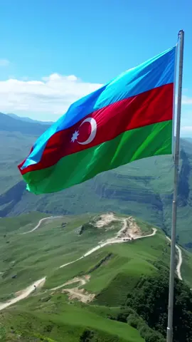 🇦🇿♥️ Azərbaycan bayrağı daim ən yüksək zirvələrdə dalğalansın! #azerbaijan #shahdag #şahdağ #mountain #Summer #fyp #azerbaycan #nature 