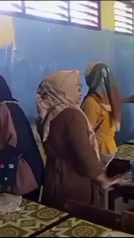 Emak emak yang merupakan orang tua Murid di SD Negeri 3 Klayan, Kecamatan Gunung Jati, Kabupaten Cirebon berinisiatif mempercantik Ruangan Kelas 1. (Sabtu, 20 Juli 2024)  Mereka membersihkan Tembok kelas dan mengecat ulang dengan menggunakan peralatan yang ada.  Tujuannya untuk memberi rasa nyaman kepada siswa yang hari Senin sudah mulai masuk sekolah. #fyp #tiktokinfo #rctvcirebon 