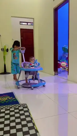 Bayi 5 bulan maksa naik baby wallker, mamanya udah ga sabar 🤣 #fypdong #affiliatepemula #babygirl 