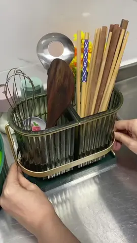 There are multiple green drain holes at the bottom of the light luxury chopstick holder. The drain speed is fast, and the chopsticks and spoons are kept dry inside.