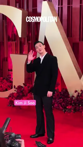 With his dashing looks, #KimJiSoo is hot AF at the red carpet! 🔥  #GMAGala2024 #CosmoAtGMAGala2024 #EntertainmentNewsPH 