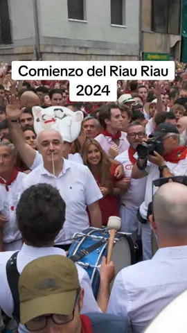 El 6 de julio por la tarde celebramos el #riauriau. Una #multitud participa de esta #tradicion de #sanfermin. #lapamplonesa #fiesta #Vals #Pamplona #iruña 