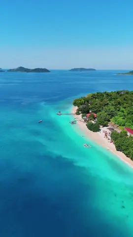 Pulau Sirandah🌴 Pulau Sirandah di Pesisir Selatan, Sumatera Barat, mempesona dengan pantainya yang berpasir putih, air laut yang jernih, dan pemandangan alam yang indah. Pulau ini cocok untuk aktivitas snorkeling, menyelam, atau sekadar menikmati keindahan alamnya yang masih alami dan tenang. #fyp #like #sound #vibes #pesisirselatan #sumatera #sumbar #fypシ #fouryou 