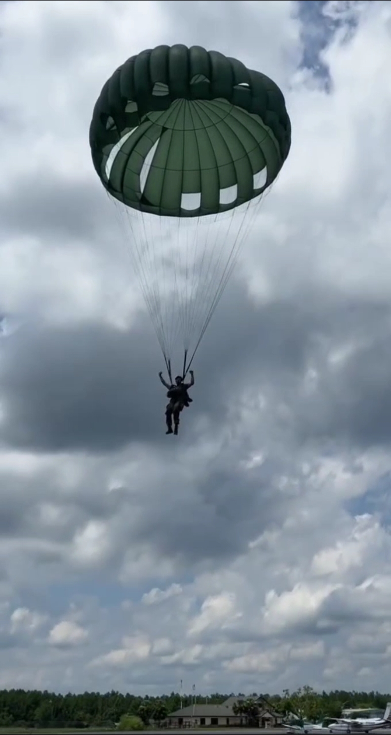 #paracaidistas #paratroopers #paraquedista #parachutiste #parachudiste #fallschirmjager #paracadutisti #парашютист #مظلي #空挺部隊 #伞兵 #military 
