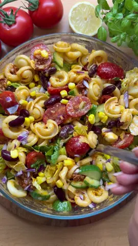 Leckerer Pastasalat🥗🥰 -einfach & schnell 💨 Zutaten: • Pasta • Salat • Tomate •Gurke • Mozzarella • Getrocknete Tomate • Kidney Bohnen • Mais •Zwiebel Dressing: Pesto Rosso, Zitronensaft, Parmesan, Prise Salz #EasyRecipes #tagesrezept #summervibes #pasta #salad #food #Foodie #inspiration #goodvibes #fyp #foryou #goviral 