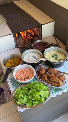 Bora almoçar nesse sabadão 😋 #fogaoalenha #almoço #comidacaseira #simplicidade #roça 