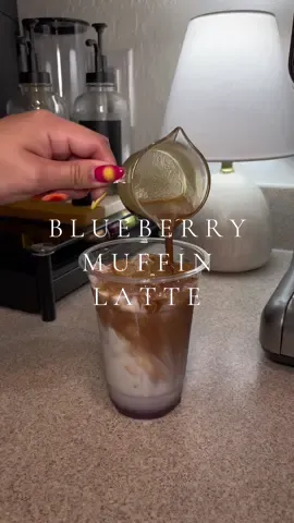 this was suuuuuper sweet but it was so good, 10/10 would recommend 🫐🧁☕️  #icedlatte #coffee #coffeetok #icedcoffee #blueberry #blueberrymuffin #whitemocha #espresso #ultimacosa 