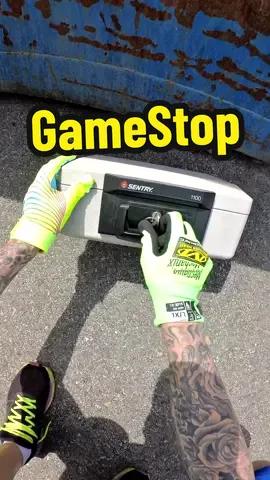 Dumpster diving at Gamestop, and I found a locked safe 🔐!! 🍎  #game  #dumpsterdiving #safe #playstation #apple