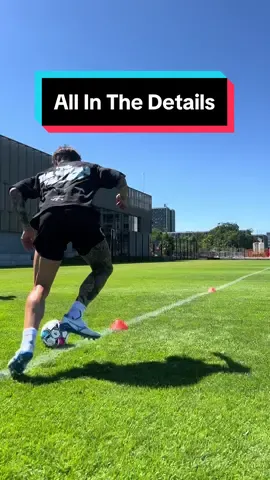 Movement to Open Hips ➡️ Receive Back Foot #football #Soccer #futbol #footballtiktok #soccertraining #footballtraining 