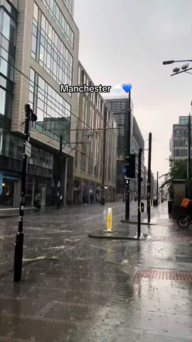 🌧💙. . . . . . . . . . . . . #CapCut #fyp #tiktok #viral #foryou #Uk #manchester #video #photography #مانشستر #بريطانيا #photo #rain #cool 