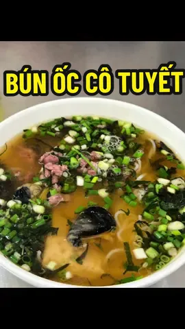 📍Bún ốc cô Tuyết - Hàng Chĩnh Quán nằm trên con phố hàng chĩnh, ngồi trong nhà quạt thoáng mát. 🐚 Nước dùng bún ở đây chua thanh, ốc to béo, ốc nhỏ giòn, bò mềm, thanh giò tai thì cá nhân mình không thấy thơm lắm, nói chung ăn cũng ổn 💵 Mình gọi bát ốc lẫn bò giò là 60k, nhìn chung phố cổ giá này tầm trung  Chấm: 7/10 #bunoccotuyet #hangchinh #bunocbogio #oclan
