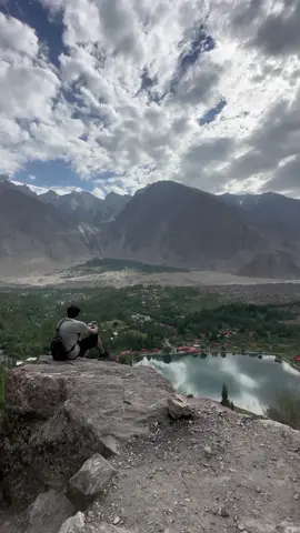 Beautiful Shangri-la resorts view point skardu Pakistan 🇵🇰 kon idhar gia hai  ? #shangrilalake #skardu #tiktok #viralvideo #foryoupage #viraltiktok #pakistan #view #nature #lake 