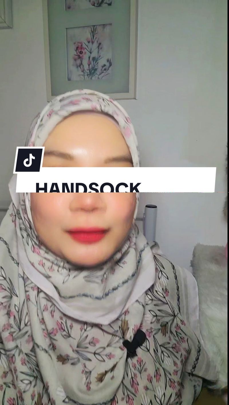 Handsock ni walau design simple tapi material dia best.Lembut tak panas.Kain x melurut.Banyak pilihan warna😊 #handsockmuslimah  #handsockmurah  #sarunglengan  #TiktokShopVideoBootCamp  #barangbesttiktokshop 