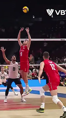 Quick thinking by Jovovic with a smart setter dump 🧠 #epicvolleyball #volleyballworld #volleyball 