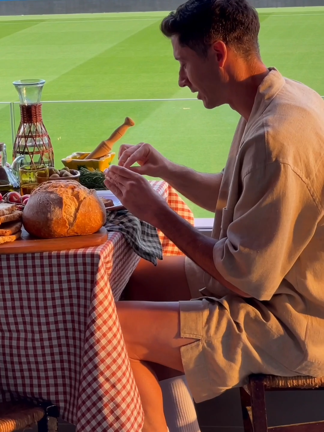 Lewy loves pa amb tomàquet 🥖🍅 #fcbarcelona #barçaontiktok #barcelona #lewandowski #deportesentiktok #catalunya