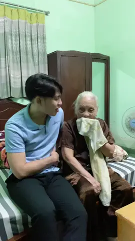 Cuối tuần qua thăm Nội tí, và Nôin rất là sợ tuổi cọp mọi người ạ huhu 😅#anhchangthichcuoi #fypシ #xuhuong #trending #giaitritiktok #noituoithin55tuoi 