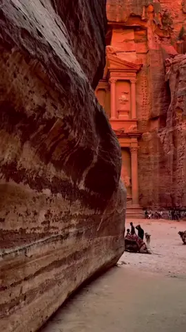 Impresionantes vistas de Petra 🇯🇴La Ciudad Escondida en la Roca  Petra, en Jordania, es una maravilla arqueológica que te dejará sin palabras. Tallada en la roca de arenisca roja por la antigua civilización nabatea, esta ciudad es un viaje directo al pasado y un espectáculo impresionante que no te puedes perder. ¿Por qué debes visitar Petra? 1. Arquitectura Deslumbrante: Desde el icónico Tesoro (Al-Khazneh) hasta los numerosos templos y tumbas tallados en la roca, cada rincón de Petra cuenta una historia. 2. Historia Fascinante: Conocida como la “Ciudad Perdida”, Petra fue redescubierta en el siglo XIX y hoy es Patrimonio de la Humanidad por la UNESCO y una de las Nuevas Siete Maravillas del Mundo. 3. Paisajes Naturales: El majestuoso Siq, un estrecho desfiladero que conduce a la ciudad, y las formaciones montañosas circundantes te dejarán boquiabierto. 4. Cultura y Tradición: Sumérgete en el legado nabateo y disfruta de la hospitalidad jordana en cada paso de tu visita. ¡No pierdas la oportunidad de explorar Petra y vivir una aventura única llena de historia, cultura y belleza natural! #Petra #Jordania #AventuraHistórica #MaravillaDelMundo #ViajesInolvidables #HistoriaAntigua #ArquitecturaNabatea #descubrepetra 