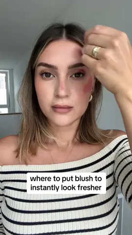 Werbung| That‘s why I always have a blush stick in my bag, the best for quick fresh-ups in between😉🫱🏼‍🫲🏻 @CAIA Cosmetics blush stick in dusty rose and their „that dewy look“ setting spray to blend #blushhack #freshup #makeuplover #caiacosmetics #blushpink #blushblindness
