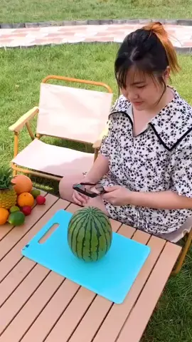 Don't use a kitchen knife to eat watermelons. You can cut them into pieces in a second. The pieces are cut evenly and completely. Only the pulp is cut without hurting your hands. All kinds of melons and fruits are suitable for the watermelon cutting artifact.#WatermelonCuttingArtifact  #DoudouGoodThing #KitchenGoodGoodsRecommendation #GoodThingRecommendation #fpy                
