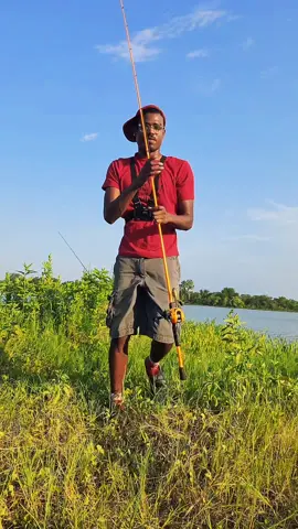 WHAT THE HELL ARE YOU DOING! 😨😯 #fishing #fishingvideos #fishingtime #bassfishing #texasfishing #Outdoors #jermfishingtv #freshwaterfishing #fishtok #pondfishing 