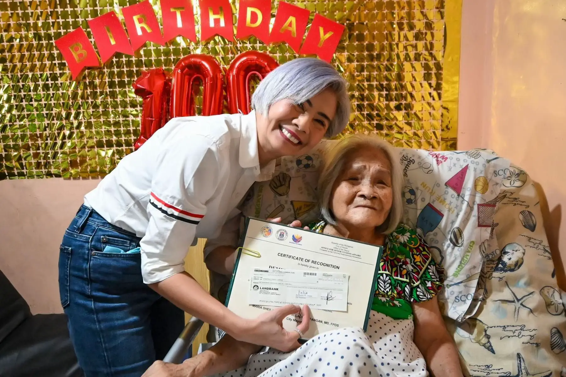 Isang magandang araw ng Sabado ng binisita natin si Nanay Demetria Cuevas sa Sampaloc upang personal na ihatid ang 100,000 pesos na regalo ng Pamahalaang Lungsod ng Maynila para sa kaniyang ika-100 na karawan. Isa pong retired Filipino teacher sa Antonio Regidor Elementary School at ayon na nga sa kaniyang pamilya ay naging guidance counselor pa siya. Maraming salamat po sa inyo Nanay dahil napakaraming mga bata ang ginabayan ninyo sa ilang dekada niyo sa serbisyo. Marami ang nakaramdam ng inyong pag-aalaga sa mga panahon na kayo ay kanilang guro. Malaking pasasalamat po natin sa lahat ng nag-alaga kay Nanay, sa pagbigay ng pagmamahal sa kanya upang maging masiyahin pa rin siya hanggang ngayon.