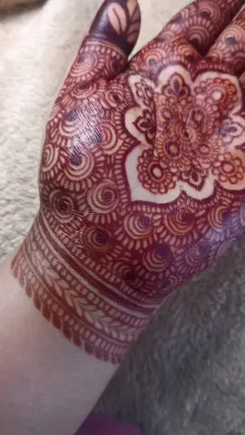 Natural henna stain afew hours after henna removal! (got busy and forgot to record the matured stain 😢)  Keep henna on skin for 8hrs or more. After removal, it takes about 2 days for the fresh stain to mature from a light orange to a dark brown colour with your body heat. (Proper aftercare is CRUCIAL.) Instagram : meeraxhenna Follow on tiktok & instagram for more updates and videos! #meeraxhenna #tiktoksg #fypsg #henna #bodyart #bridalhenna #fyp #sghenna #sghennaartist 