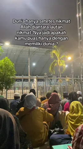 Bagaimana aku tidak percaya dengan barokahnya jika diluar sana masih banyak orang yang belum terbangun sedangkan ditempat beliau sudah ramai orang datang untuk mengingat kebesaranNya , Masyaallah #fyp #bismillahrame #foryoupage #4upageシ#4u#masukberanda #xybca #sunanampel #ziarahwali #surabaya #trending #arabic 