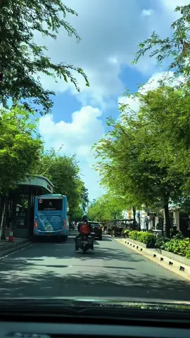 Kadang-kadang cuma jalan setrikain jalanan pakai mobil + denger lagu tanpa tujuan itu oke juga .. #jalan #jalanjalan #jalanmalioboro #yogyakarta #yogyakartaistimewa 