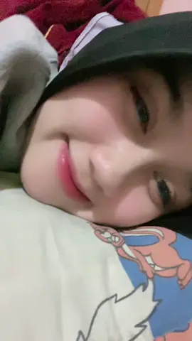 Abis dari luar langsung sekrol buka kamera bagus males buka hijab akhirnya tiduran pake hijab 