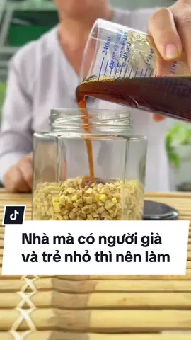 Trả lời @Kiều Dung Nhà mà có người già và trẻ nhỏ thì nhất định phải làm hủ gừng ngâm mật ong này để trong nhà nha, uống tốt lắm á #bautoi #tiembaut #ydgr #baut #gungngammatong #SongKhoe247 #meonuoibe #meodangian  