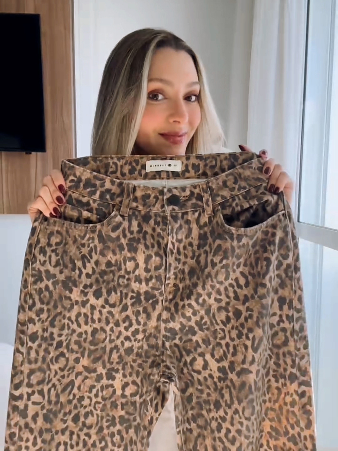 Animal print pra trabalhar? Claro que pode! A Ana Paula provou que, com a calça na estampa do momento e um bom blazer, você garante aquele look cheio de atitude para o escritório! #AnimalPrint #CalcaAnimalPrint #FashionTok #TikTokFashion #Moda